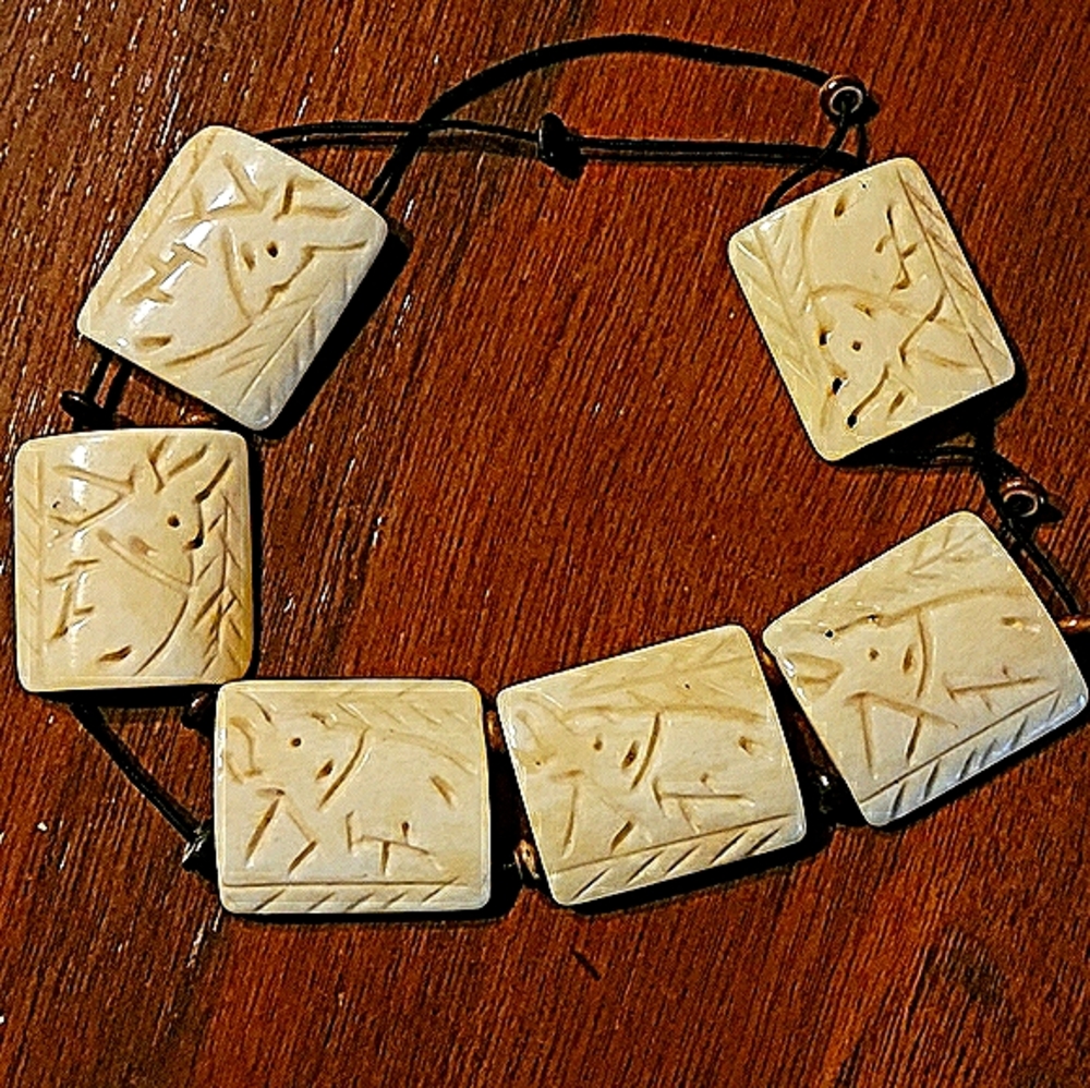 🔴 Carved Bone Bracelet - Picture 3 of 12